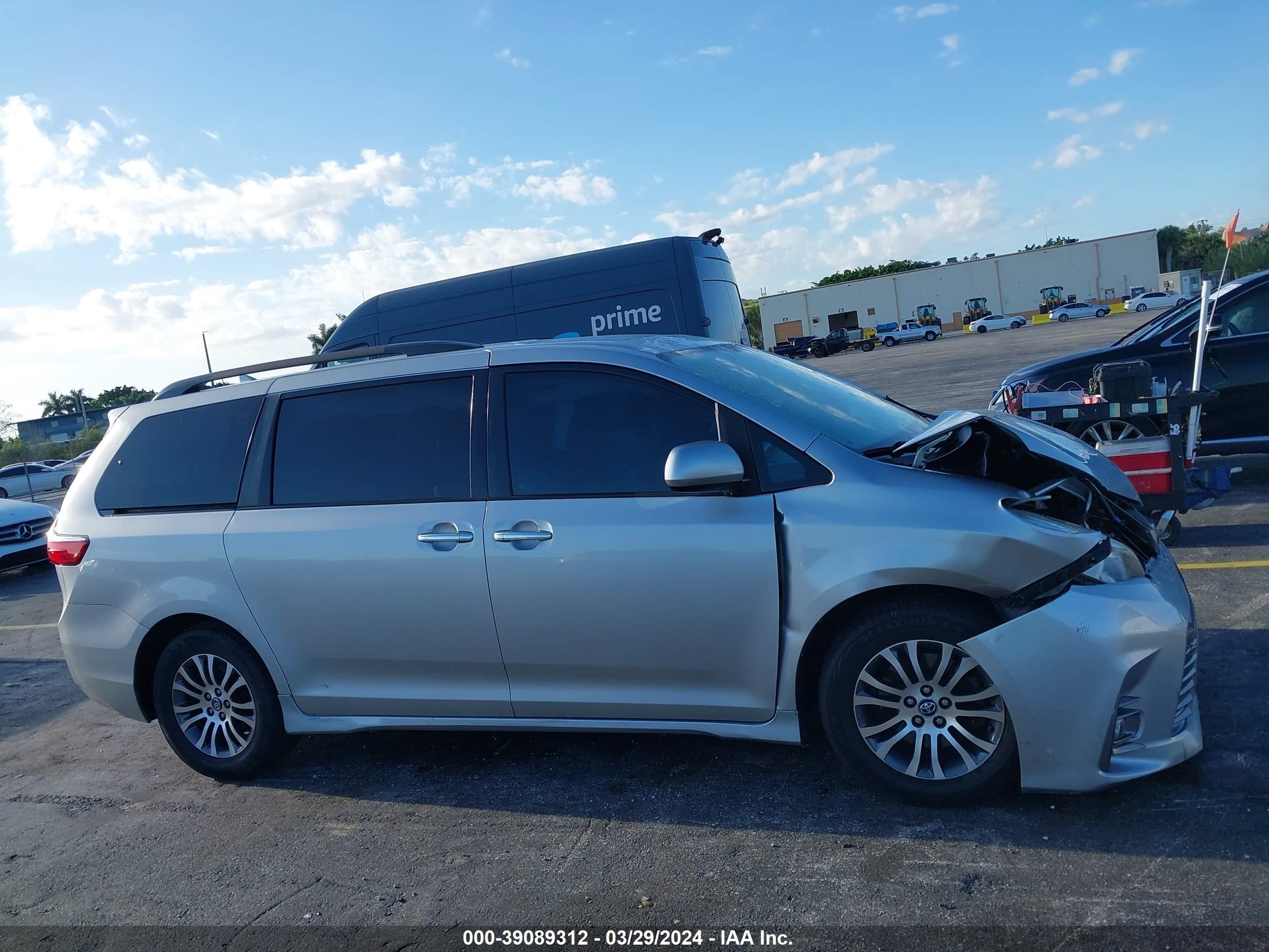 Photo 11 VIN: 5TDYZ3DC6KS969641 - TOYOTA SIENNA 