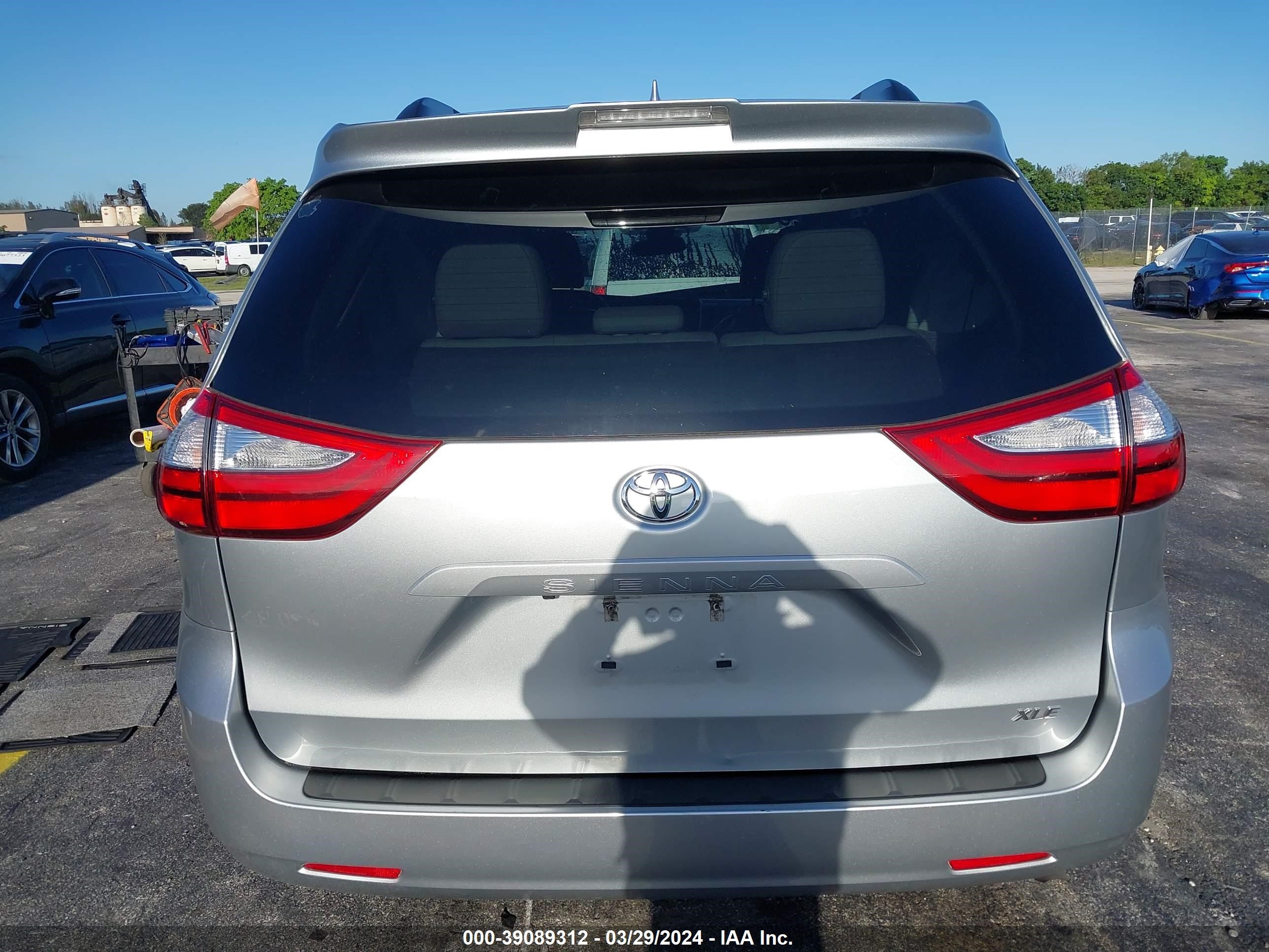 Photo 14 VIN: 5TDYZ3DC6KS969641 - TOYOTA SIENNA 