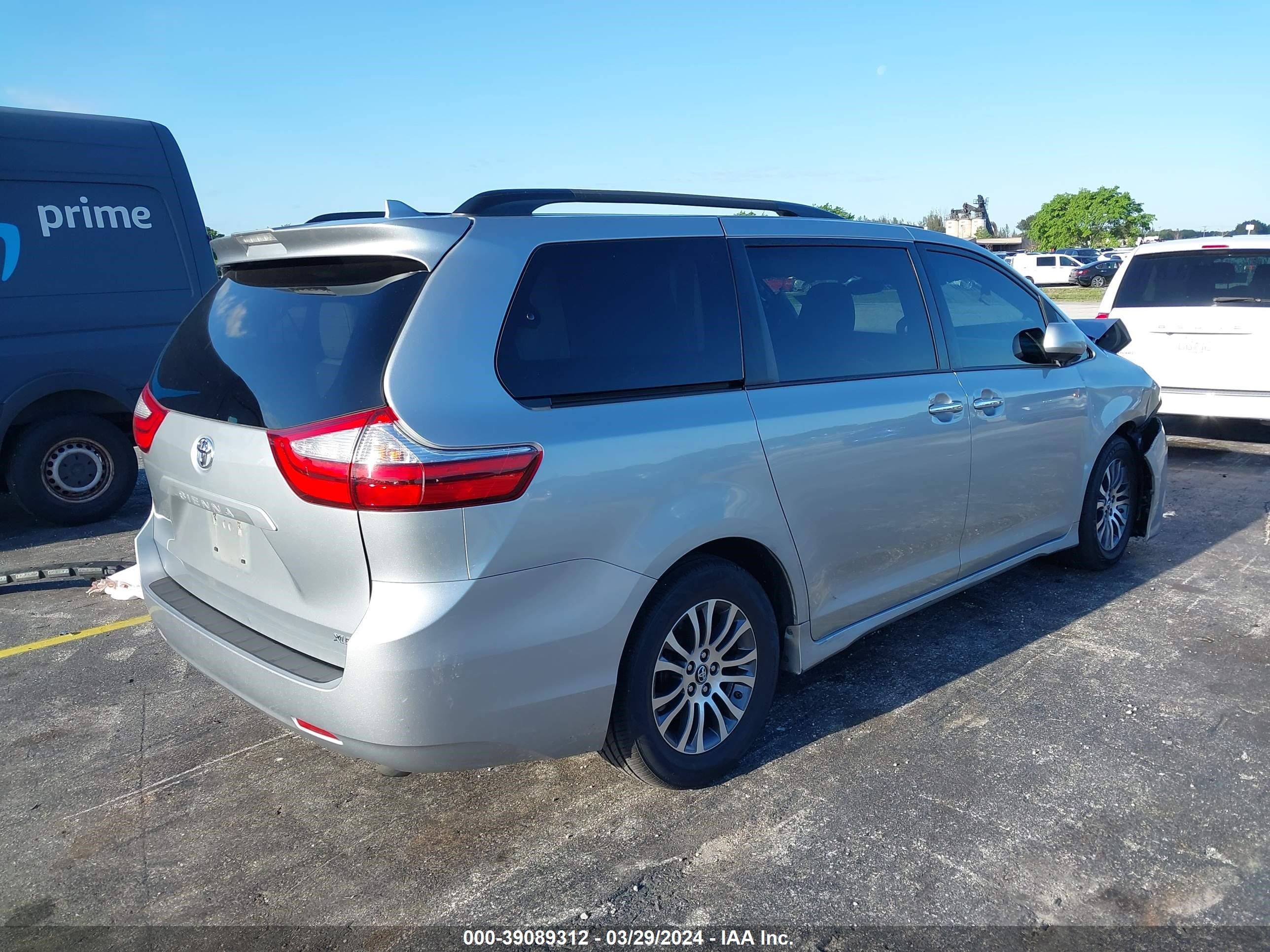 Photo 3 VIN: 5TDYZ3DC6KS969641 - TOYOTA SIENNA 