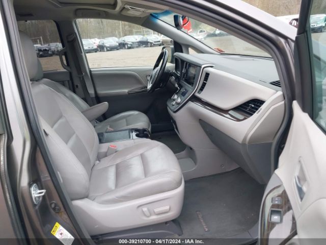 Photo 4 VIN: 5TDYZ3DC7HS868441 - TOYOTA SIENNA 