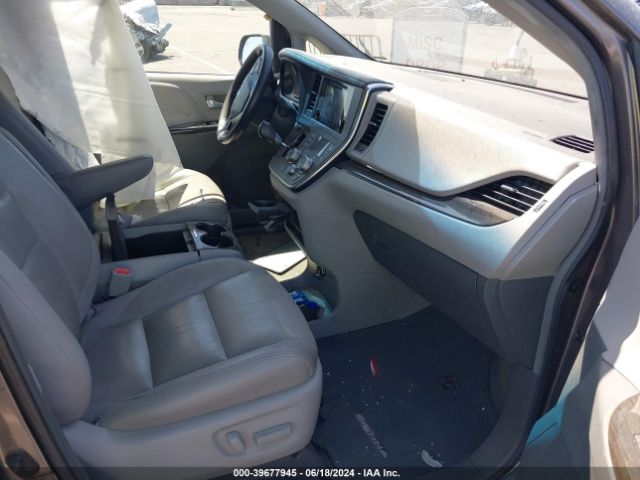 Photo 4 VIN: 5TDYZ3DC7HS869475 - TOYOTA SIENNA 