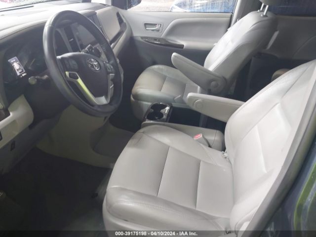 Photo 4 VIN: 5TDYZ3DC7HS872571 - TOYOTA SIENNA 