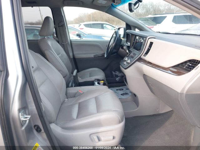 Photo 4 VIN: 5TDYZ3DC8HS781521 - TOYOTA SIENNA 