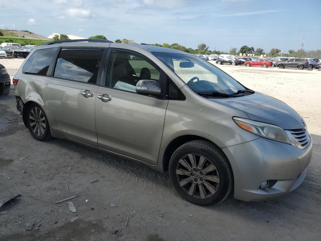 Photo 3 VIN: 5TDYZ3DC8HS844178 - TOYOTA SIENNA 