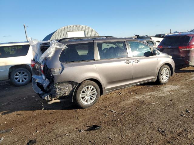 Photo 2 VIN: 5TDYZ3DC8HS858663 - TOYOTA SIENNA XLE 