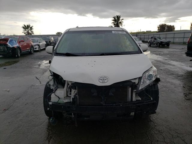 Photo 4 VIN: 5TDYZ3DC8HS861272 - TOYOTA SIENNA XLE 