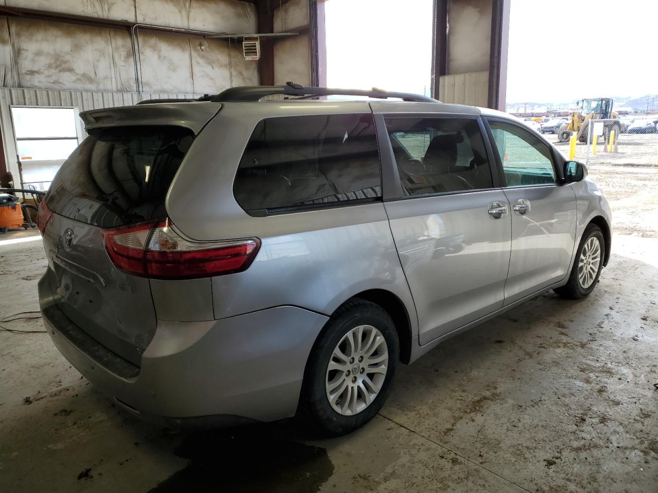 Photo 2 VIN: 5TDYZ3DC8HS888228 - TOYOTA SIENNA 