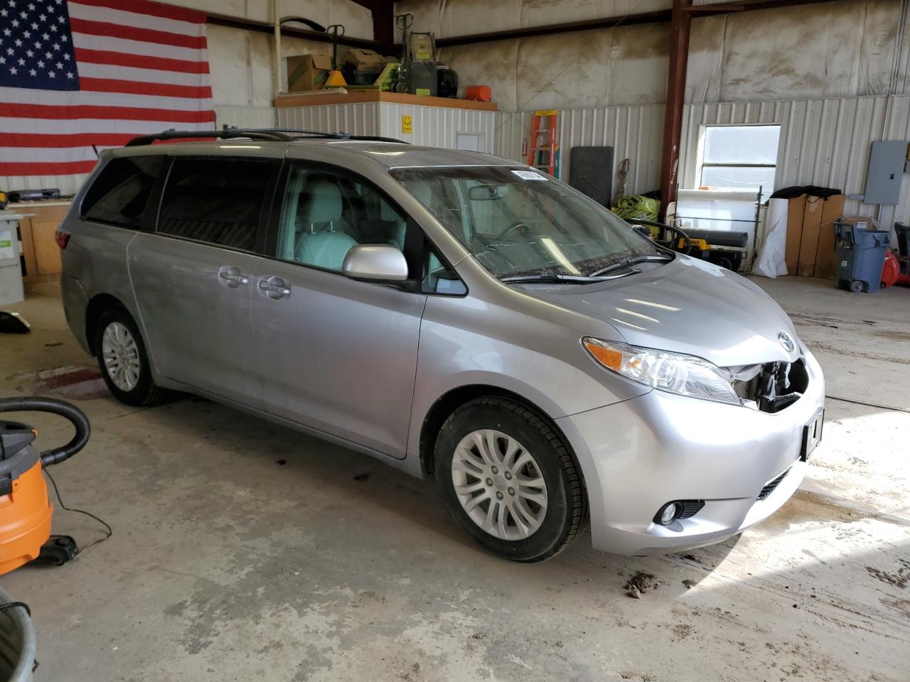 Photo 3 VIN: 5TDYZ3DC8HS888228 - TOYOTA SIENNA 