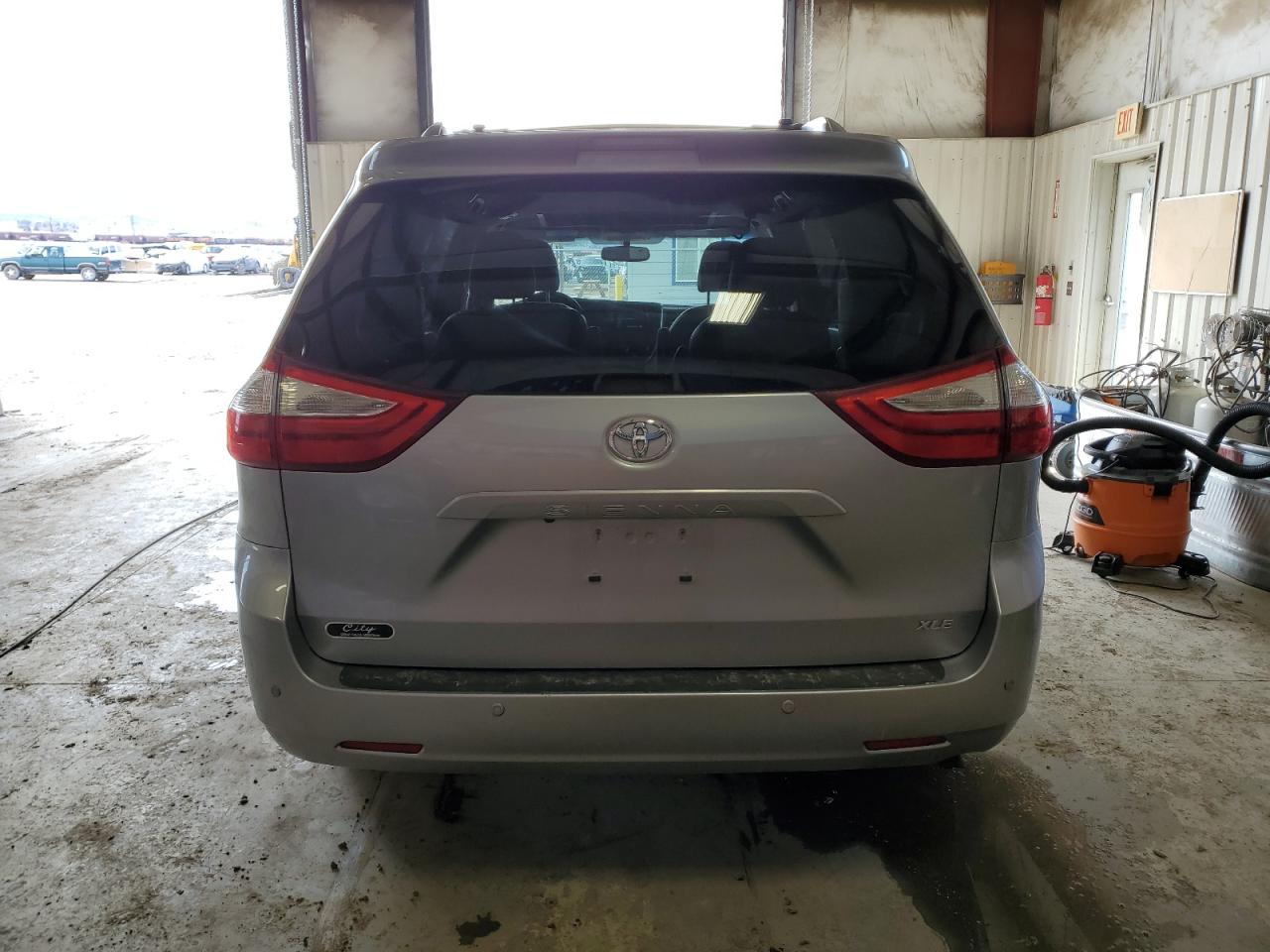 Photo 5 VIN: 5TDYZ3DC8HS888228 - TOYOTA SIENNA 