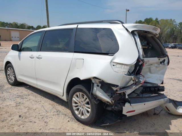 Photo 2 VIN: 5TDYZ3DC8HS891369 - TOYOTA SIENNA 