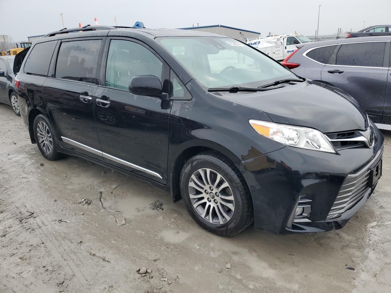 Photo 3 VIN: 5TDYZ3DC8JS939829 - TOYOTA SIENNA 