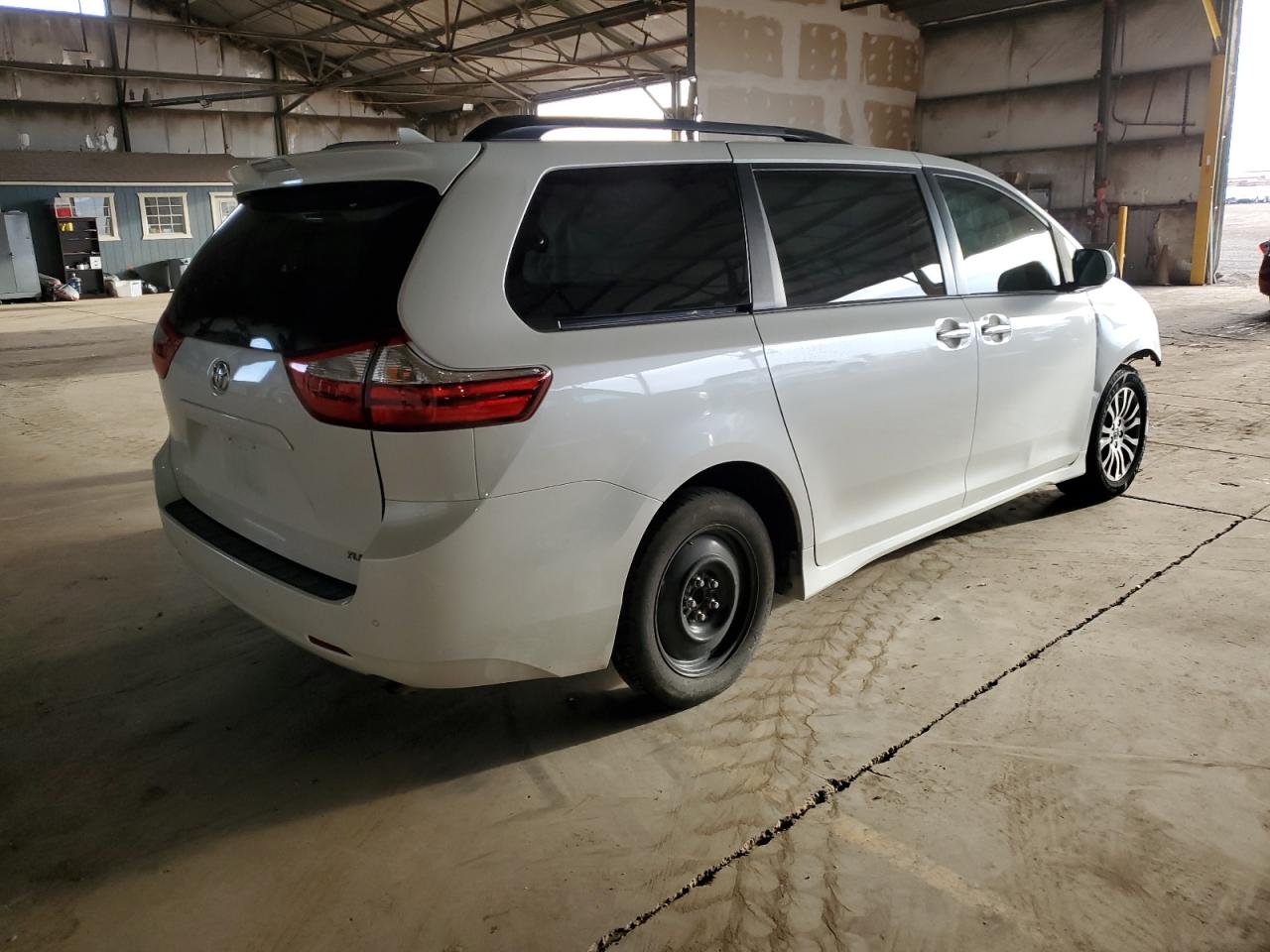 Photo 2 VIN: 5TDYZ3DC8KS973240 - TOYOTA SIENNA 