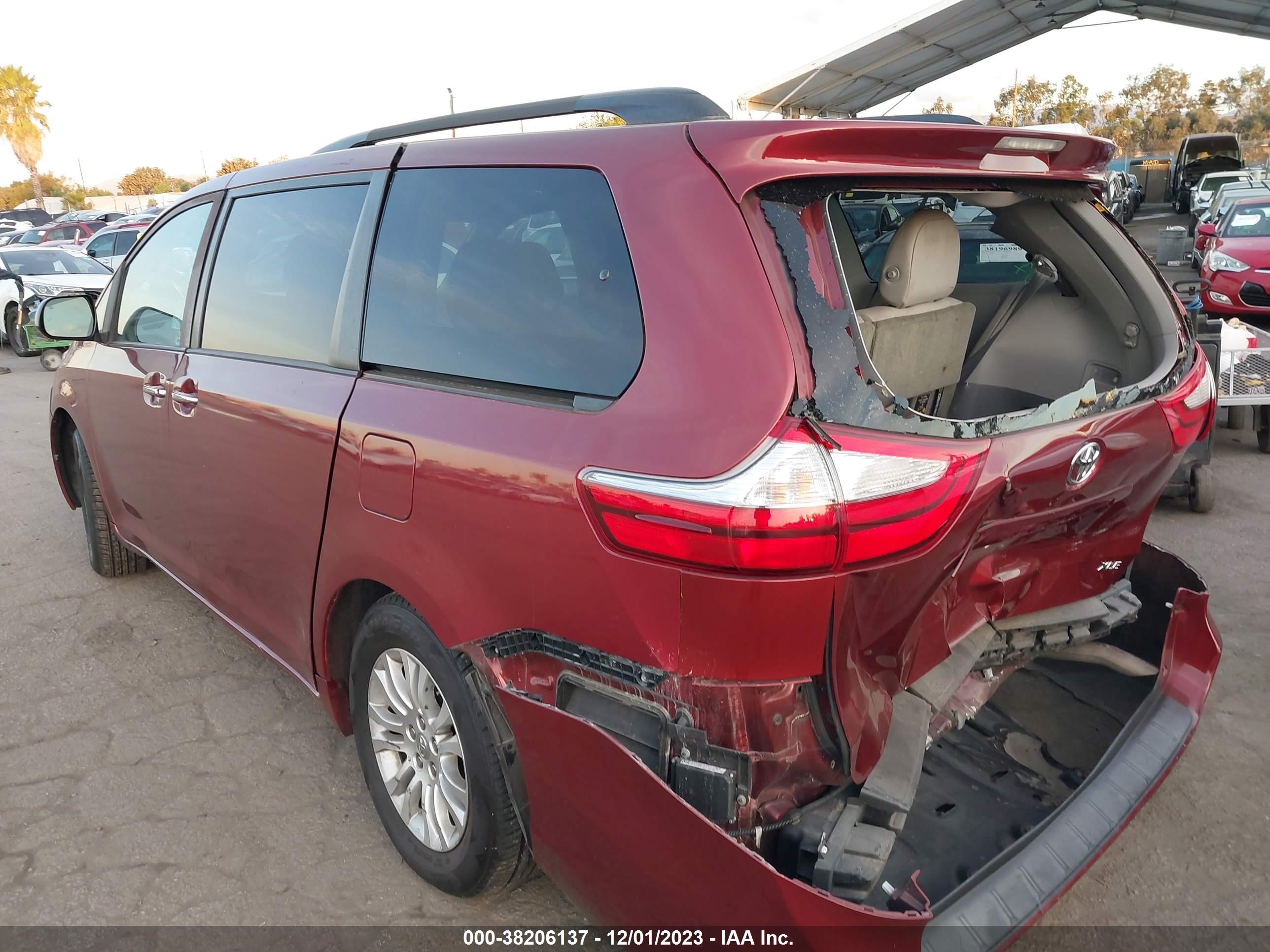 Photo 2 VIN: 5TDYZ3DC9HS772343 - TOYOTA SIENNA 