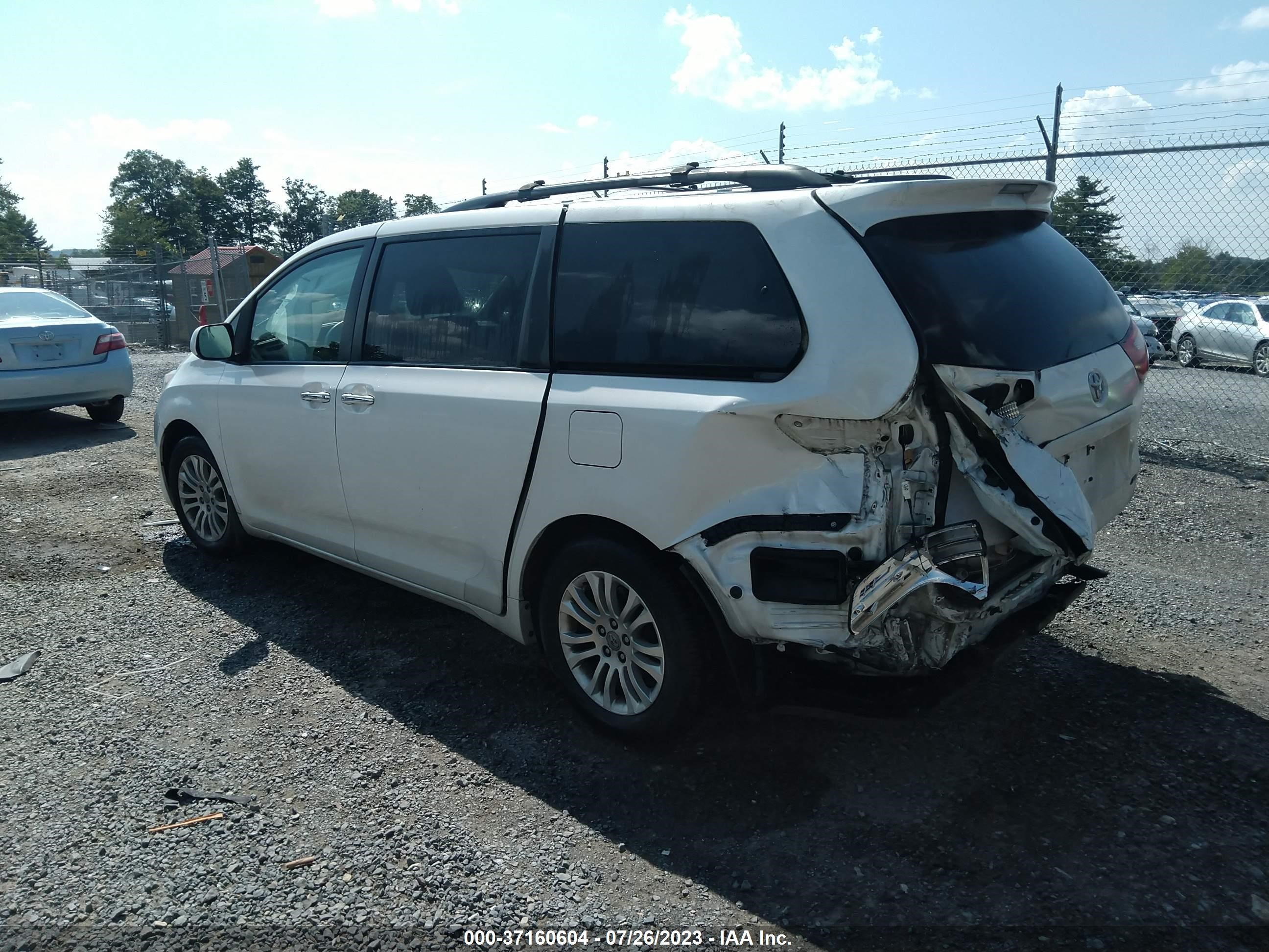 Photo 2 VIN: 5TDYZ3DC9HS779051 - TOYOTA SIENNA 