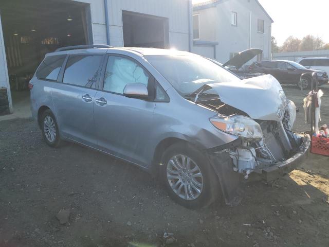 Photo 3 VIN: 5TDYZ3DC9HS856145 - TOYOTA SIENNA XLE 