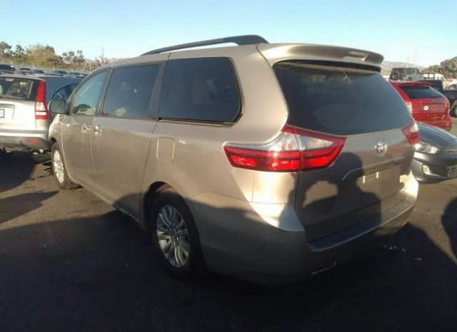 Photo 2 VIN: 5TDYZ3DCXHS785585 - TOYOTA SIENNA 