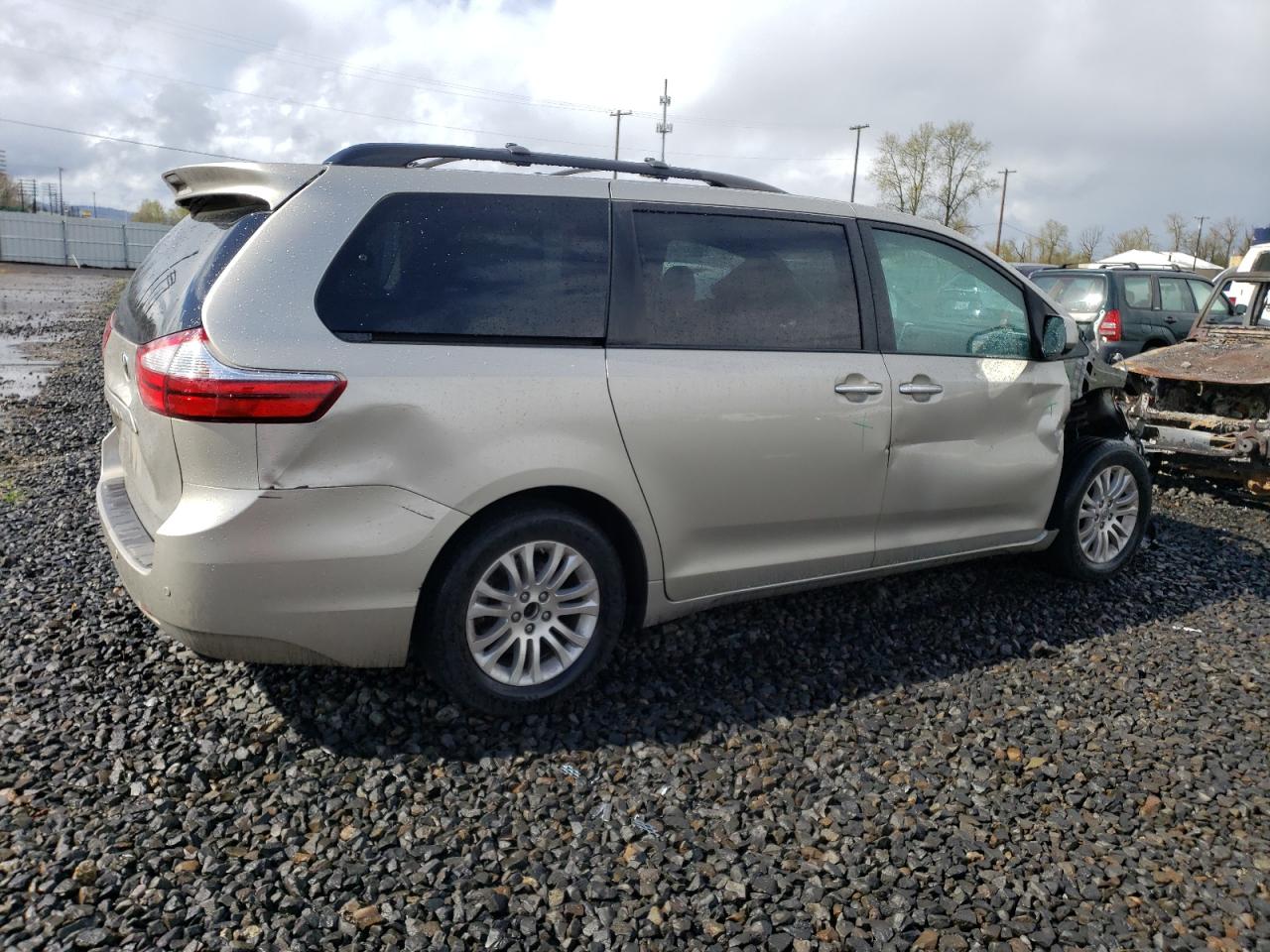 Photo 2 VIN: 5TDYZ3DCXHS802112 - TOYOTA SIENNA 