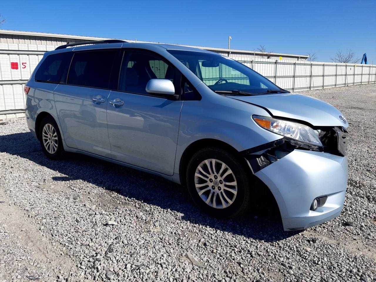 Photo 3 VIN: 5TDYZ3DCXHS864898 - TOYOTA SIENNA 