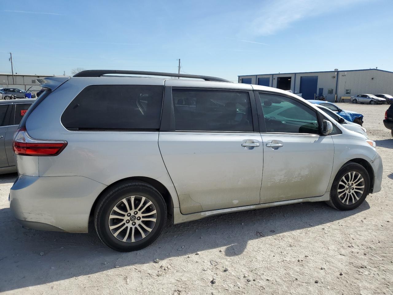 Photo 2 VIN: 5TDYZ3DCXKS972719 - TOYOTA SIENNA 