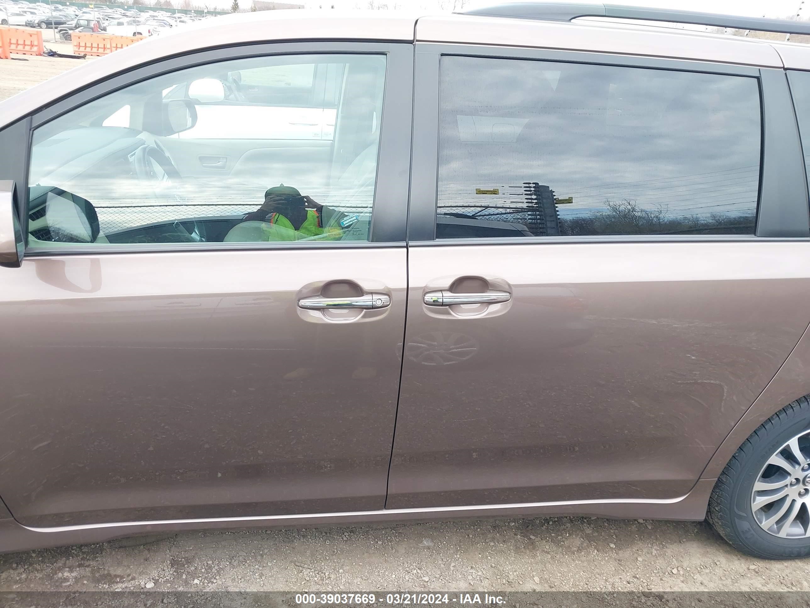 Photo 13 VIN: 5TDYZ3DCXLS034379 - TOYOTA SIENNA 