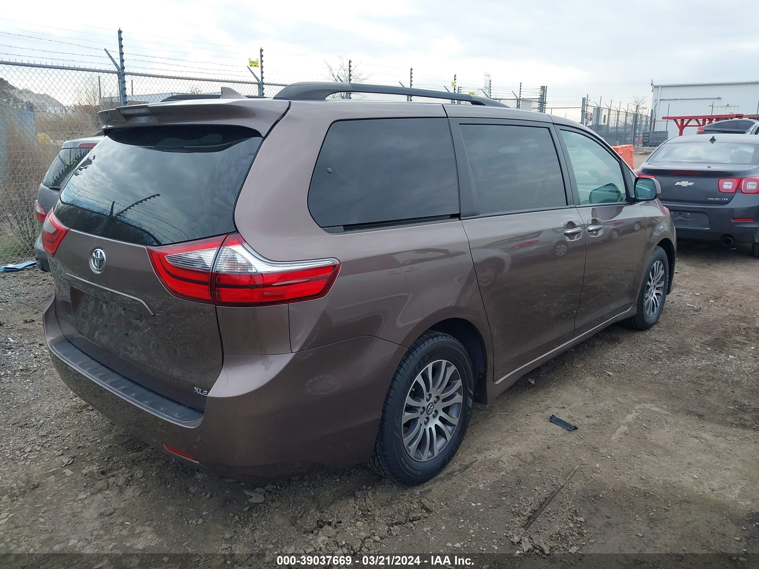 Photo 3 VIN: 5TDYZ3DCXLS034379 - TOYOTA SIENNA 