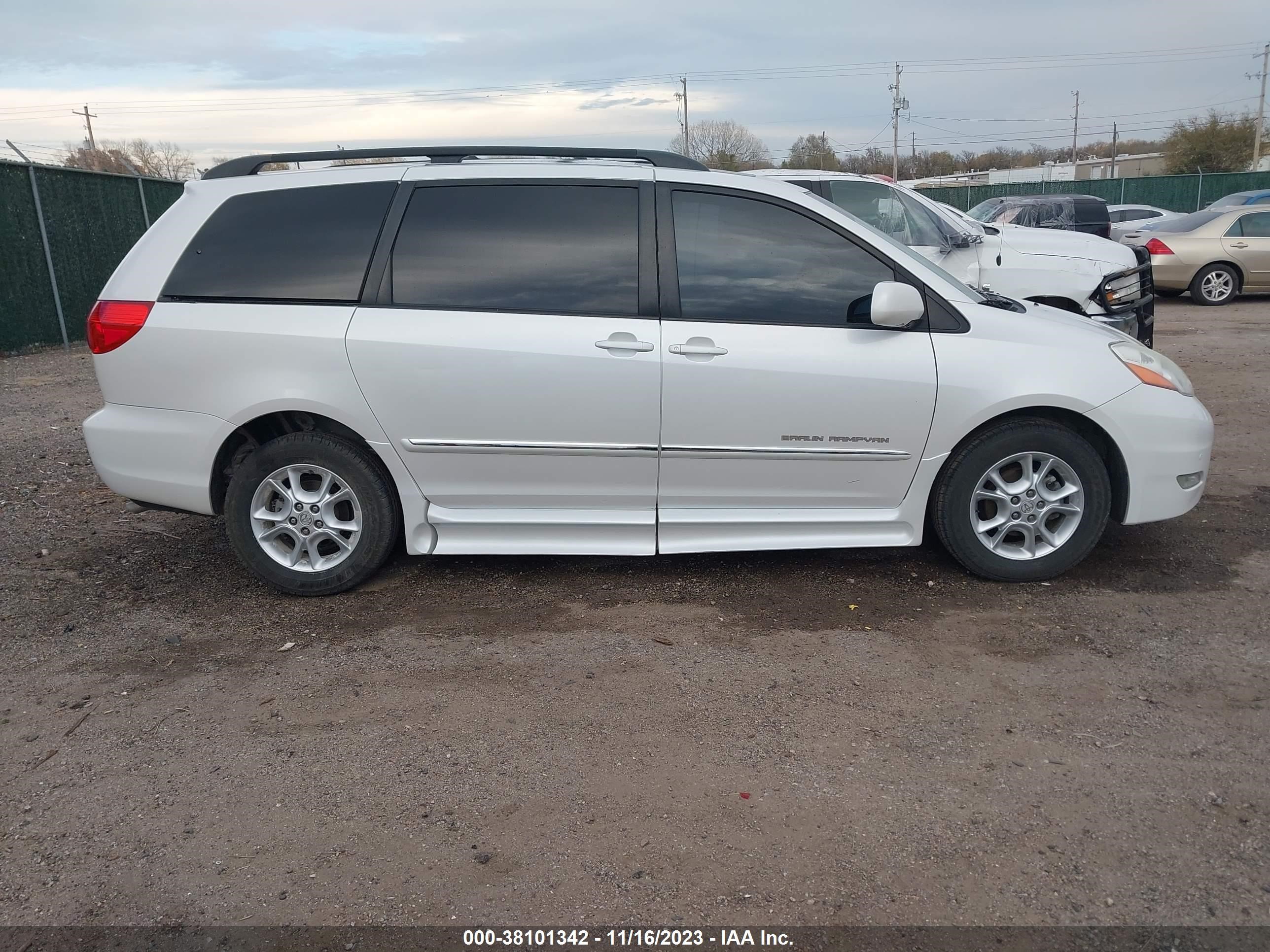 Photo 13 VIN: 5TDZA22C36S573004 - TOYOTA SIENNA 