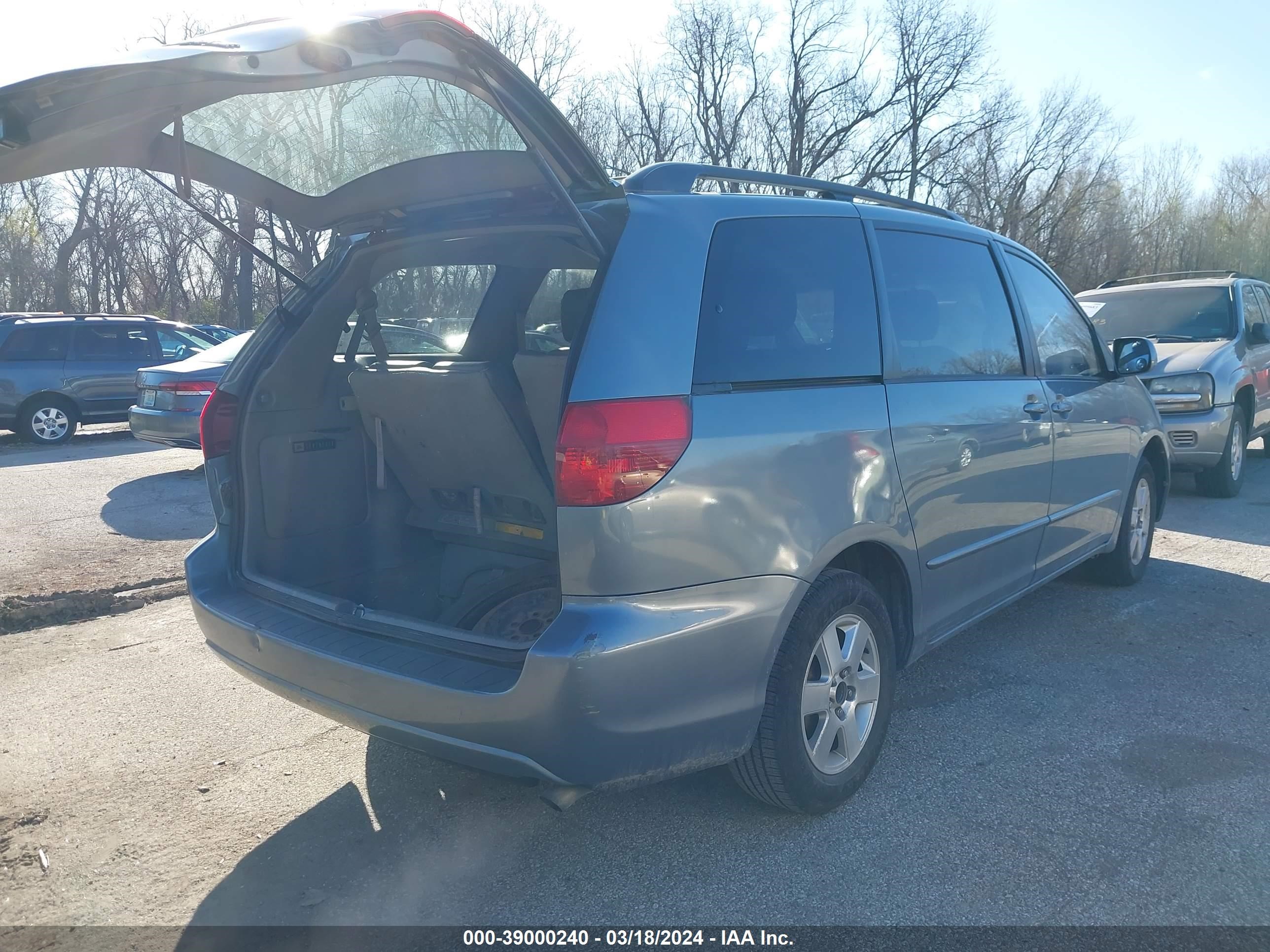 Photo 3 VIN: 5TDZA22C64S120217 - TOYOTA SIENNA 