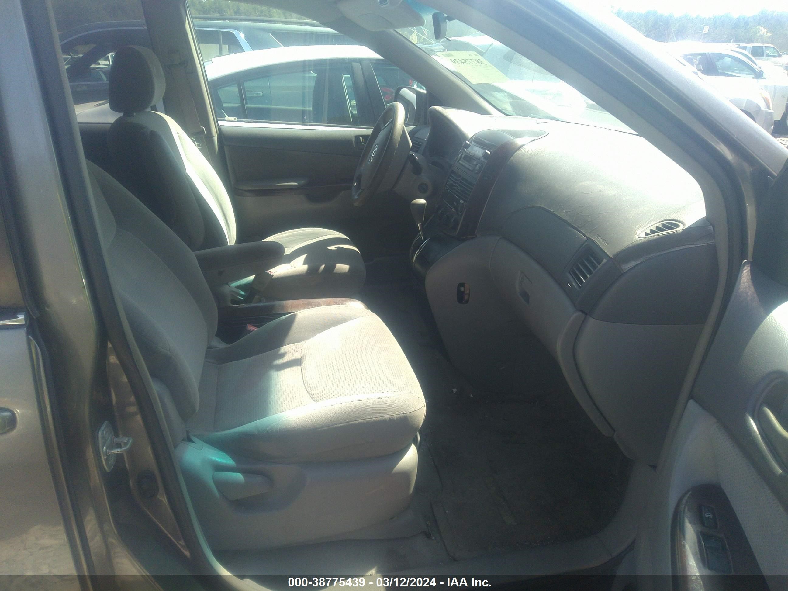 Photo 4 VIN: 5TDZA23C04S050633 - TOYOTA SIENNA 