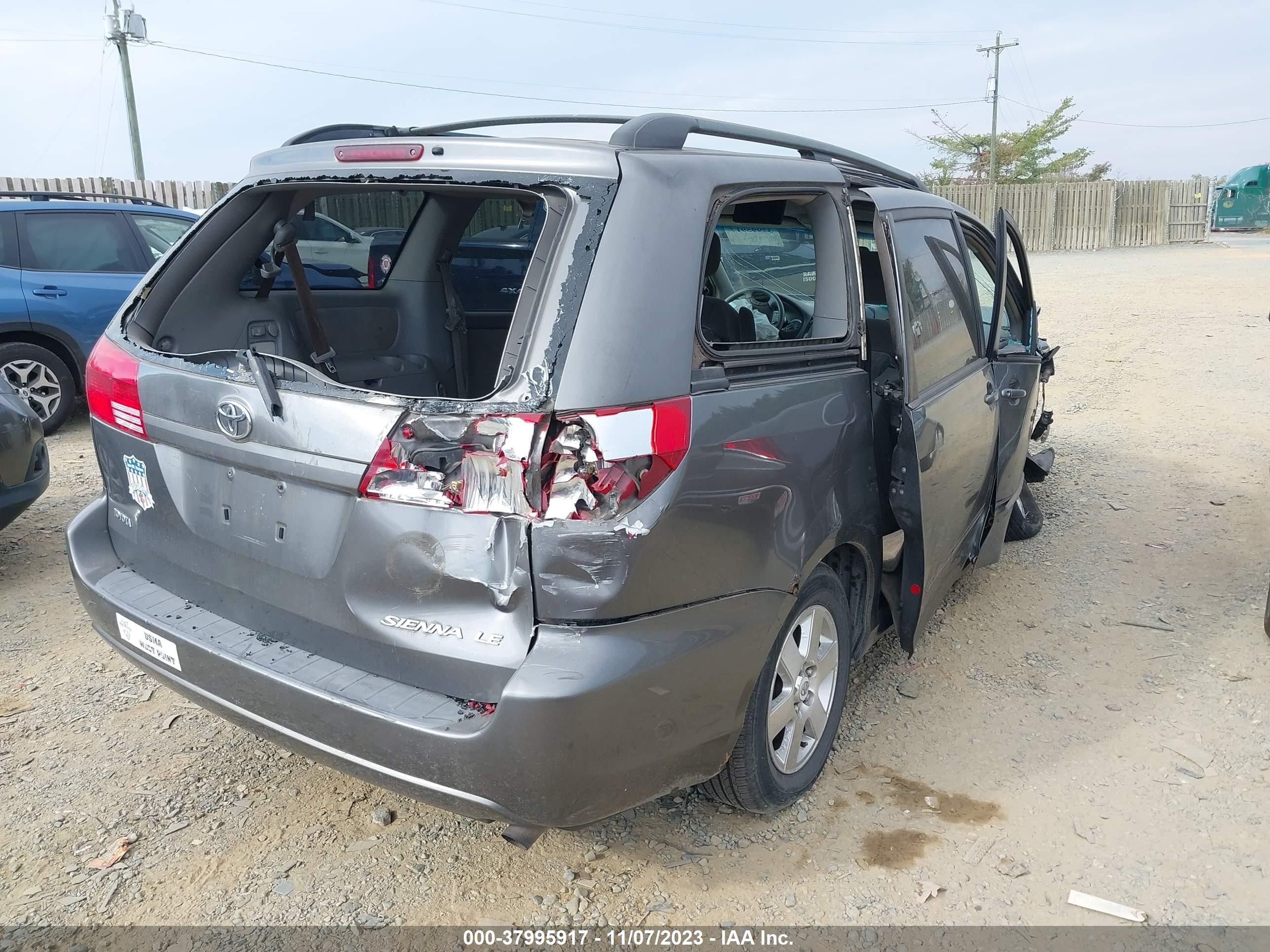 Photo 3 VIN: 5TDZA23C04S096642 - TOYOTA SIENNA 