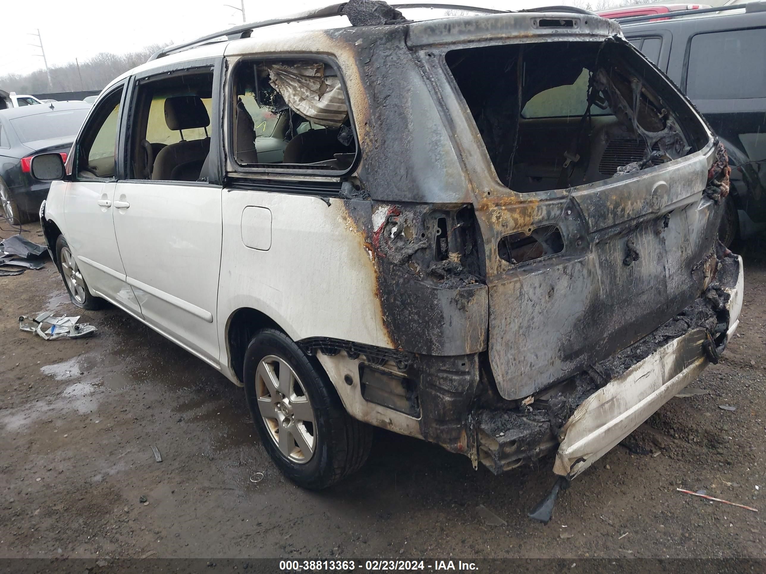 Photo 2 VIN: 5TDZA23C06S571113 - TOYOTA SIENNA 