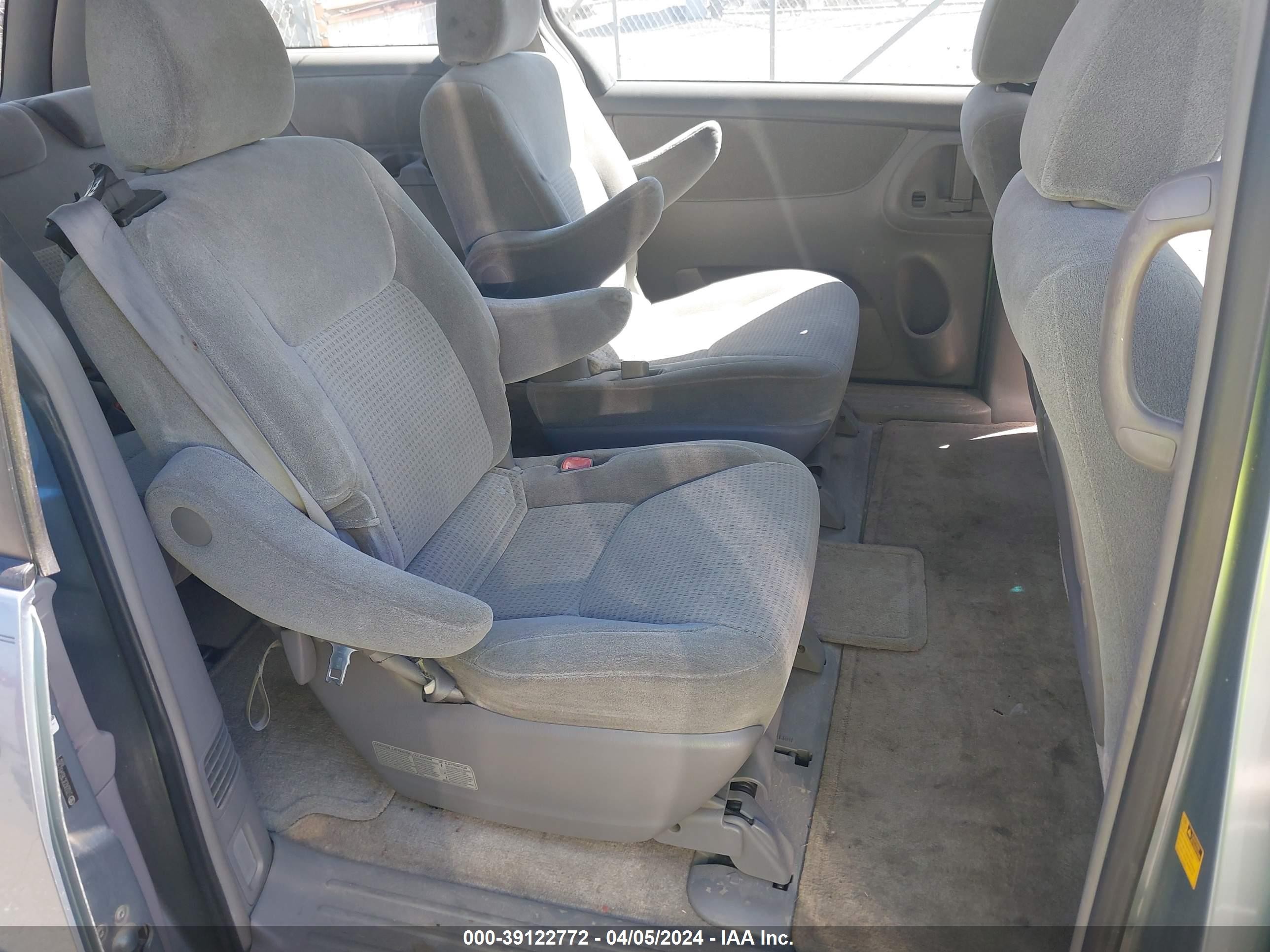 Photo 7 VIN: 5TDZA23C16S492985 - TOYOTA SIENNA 