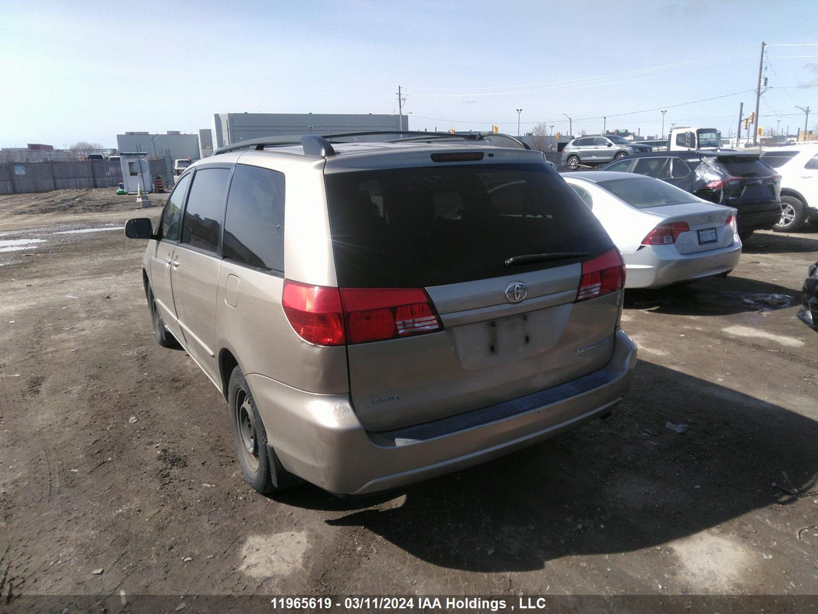 Photo 2 VIN: 5TDZA23C25S256943 - TOYOTA SIENNA 