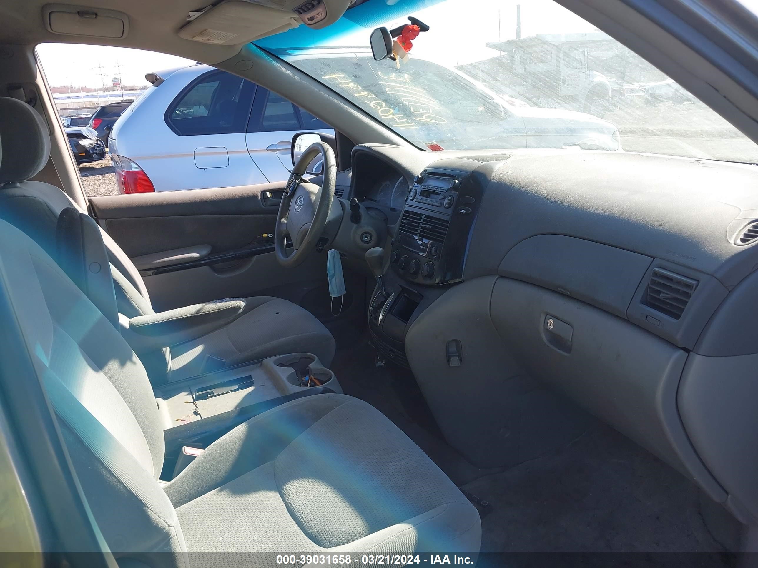 Photo 4 VIN: 5TDZA23C44S160441 - TOYOTA SIENNA 