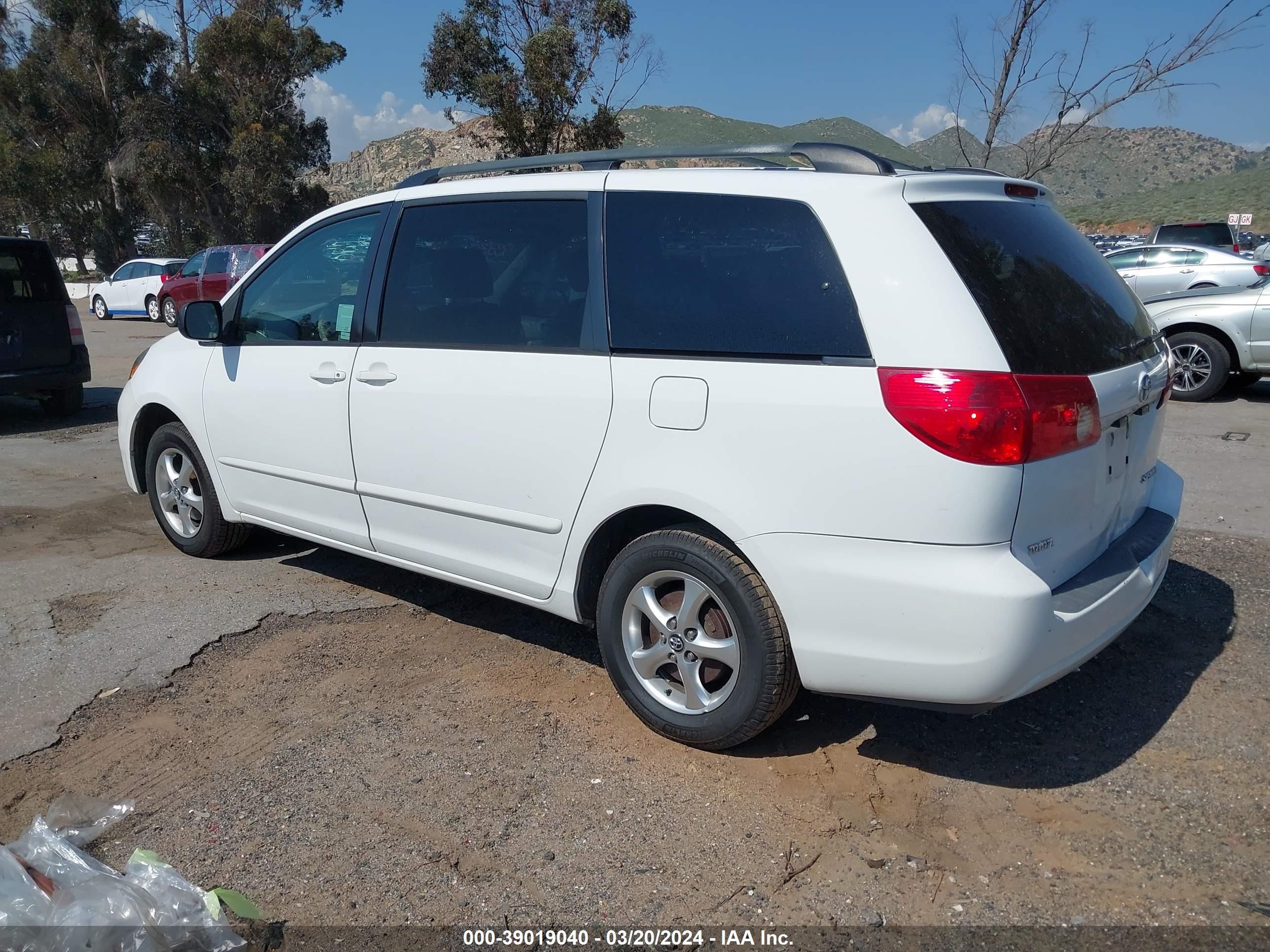 Photo 2 VIN: 5TDZA23C56S512557 - TOYOTA SIENNA 