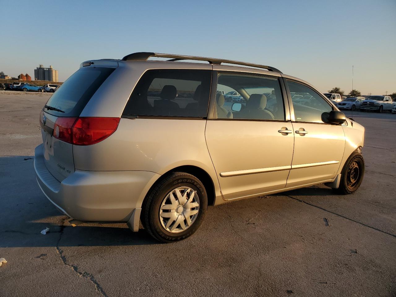 Photo 2 VIN: 5TDZA23C76S526993 - TOYOTA SIENNA 