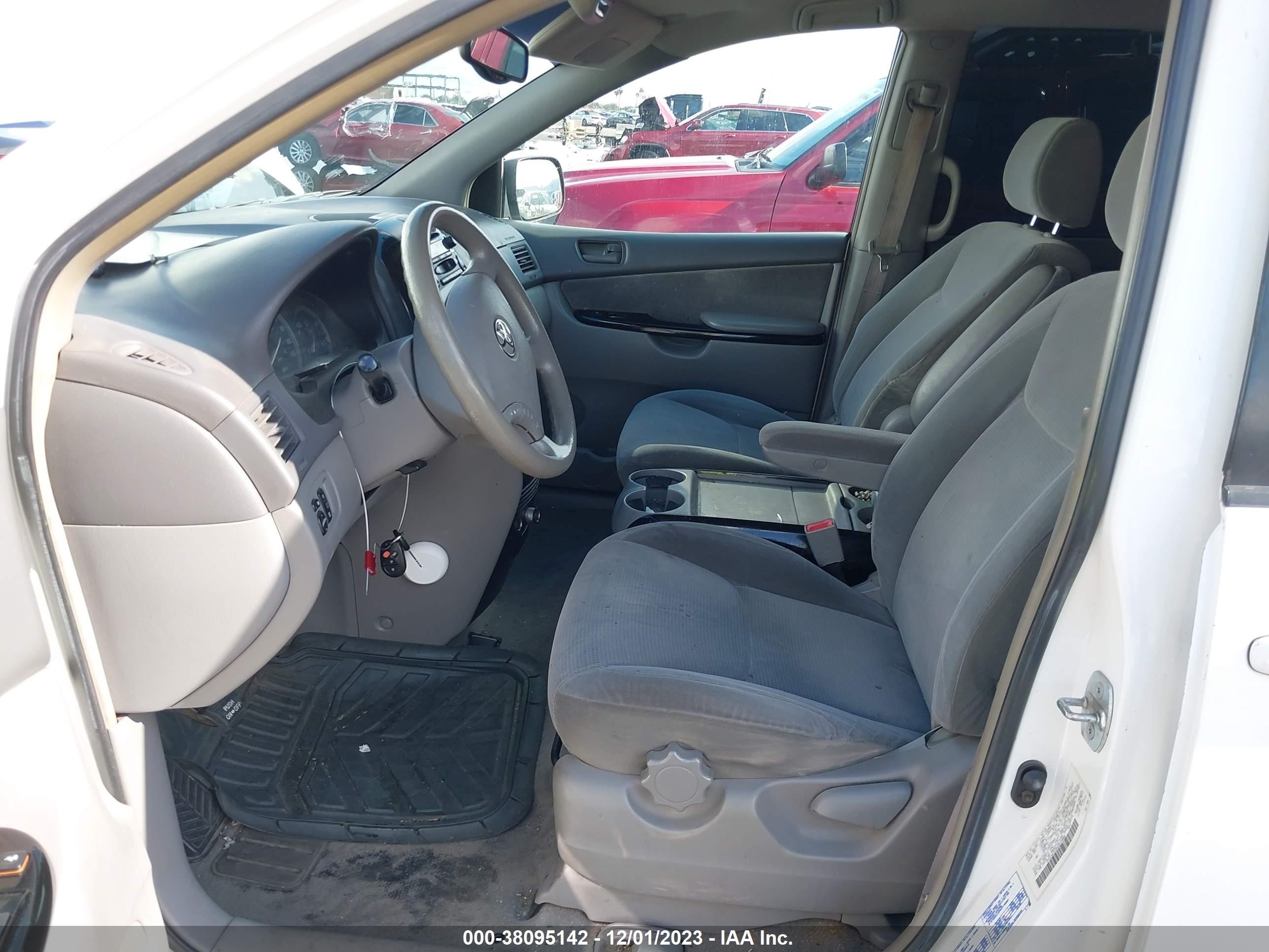 Photo 4 VIN: 5TDZA23C84S033000 - TOYOTA SIENNA 