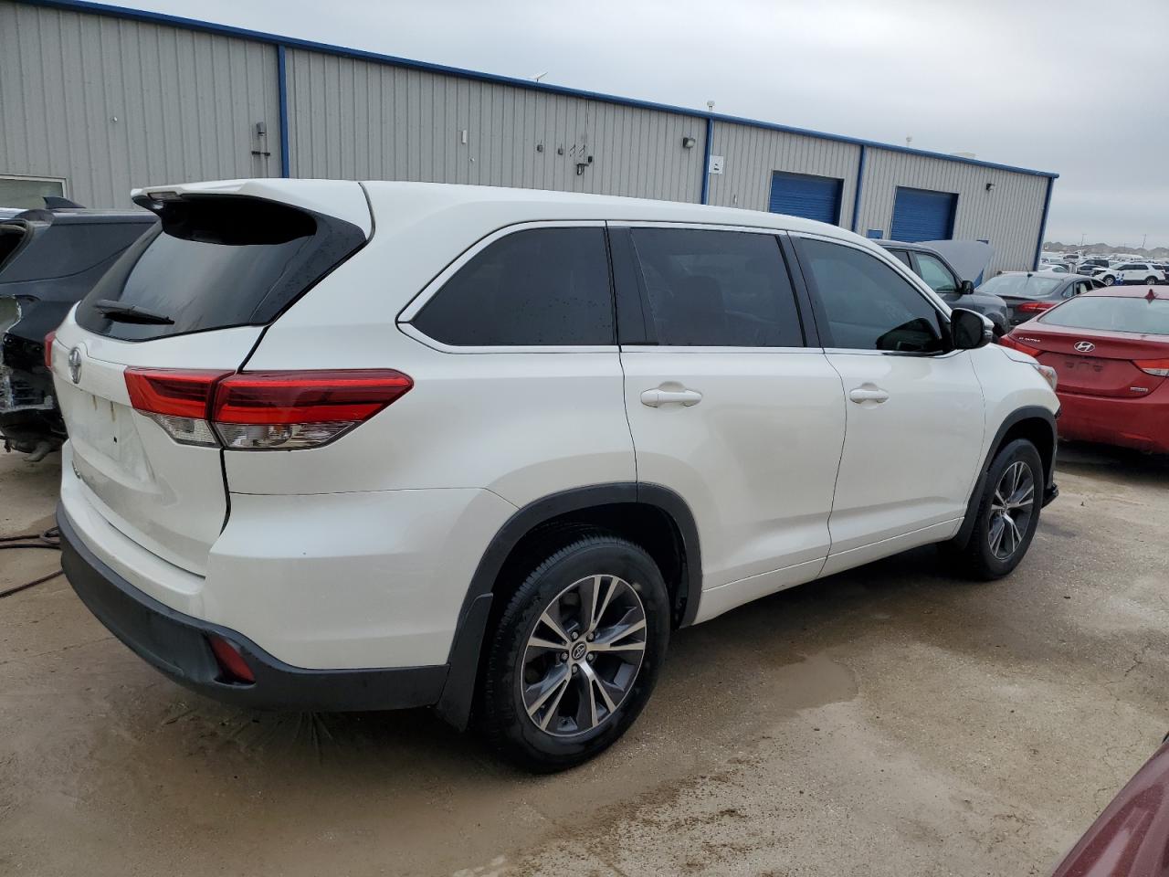 Photo 2 VIN: 5TDZARFH6JS036683 - TOYOTA HIGHLANDER 