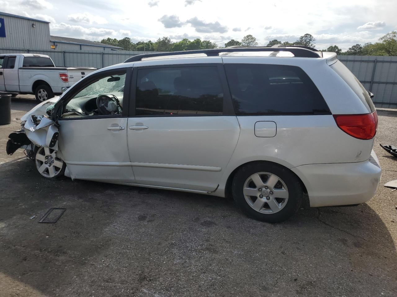 Photo 1 VIN: 5TDZK22C08S147304 - TOYOTA SIENNA 