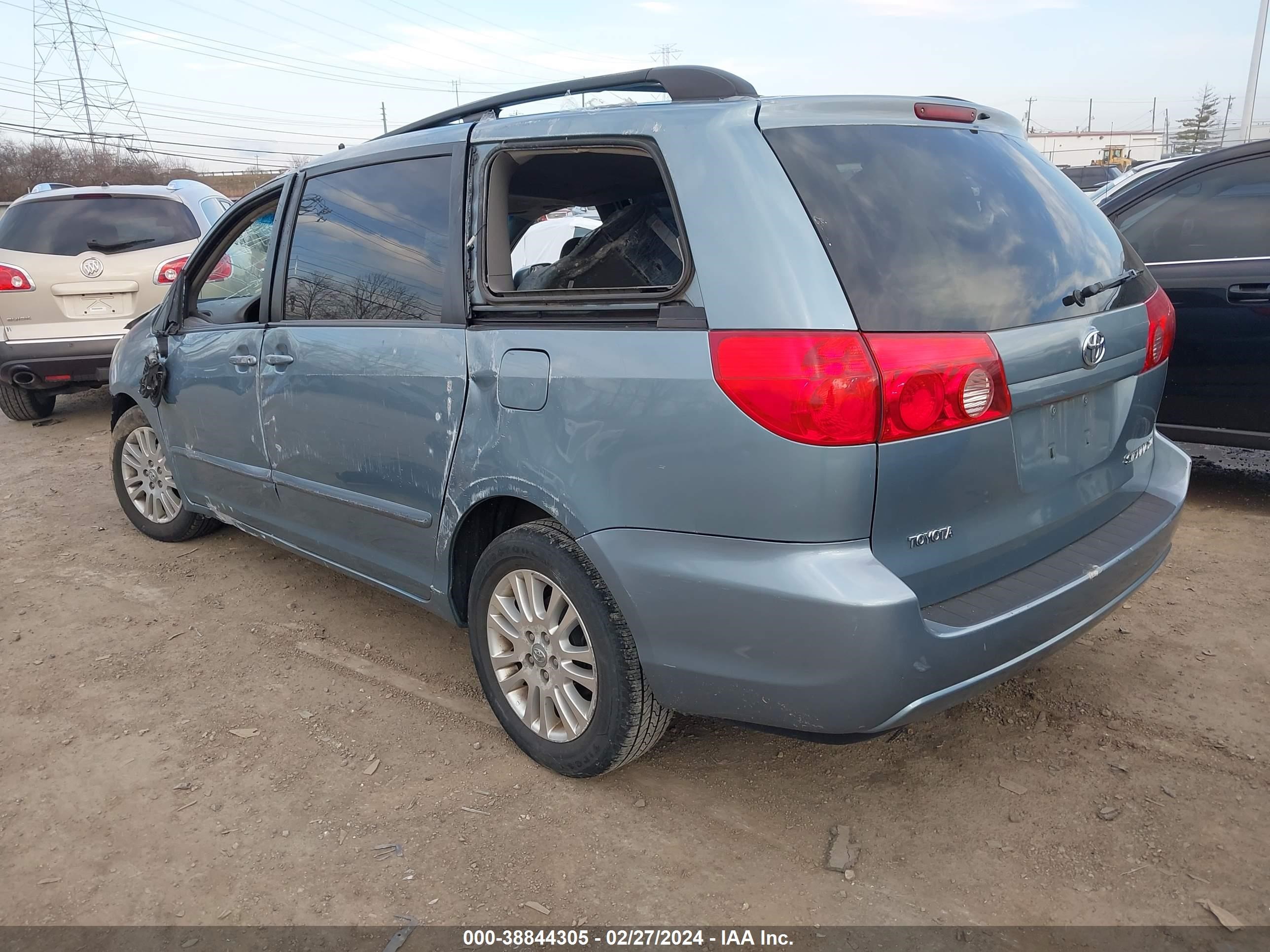 Photo 2 VIN: 5TDZK22C18S130849 - TOYOTA SIENNA 