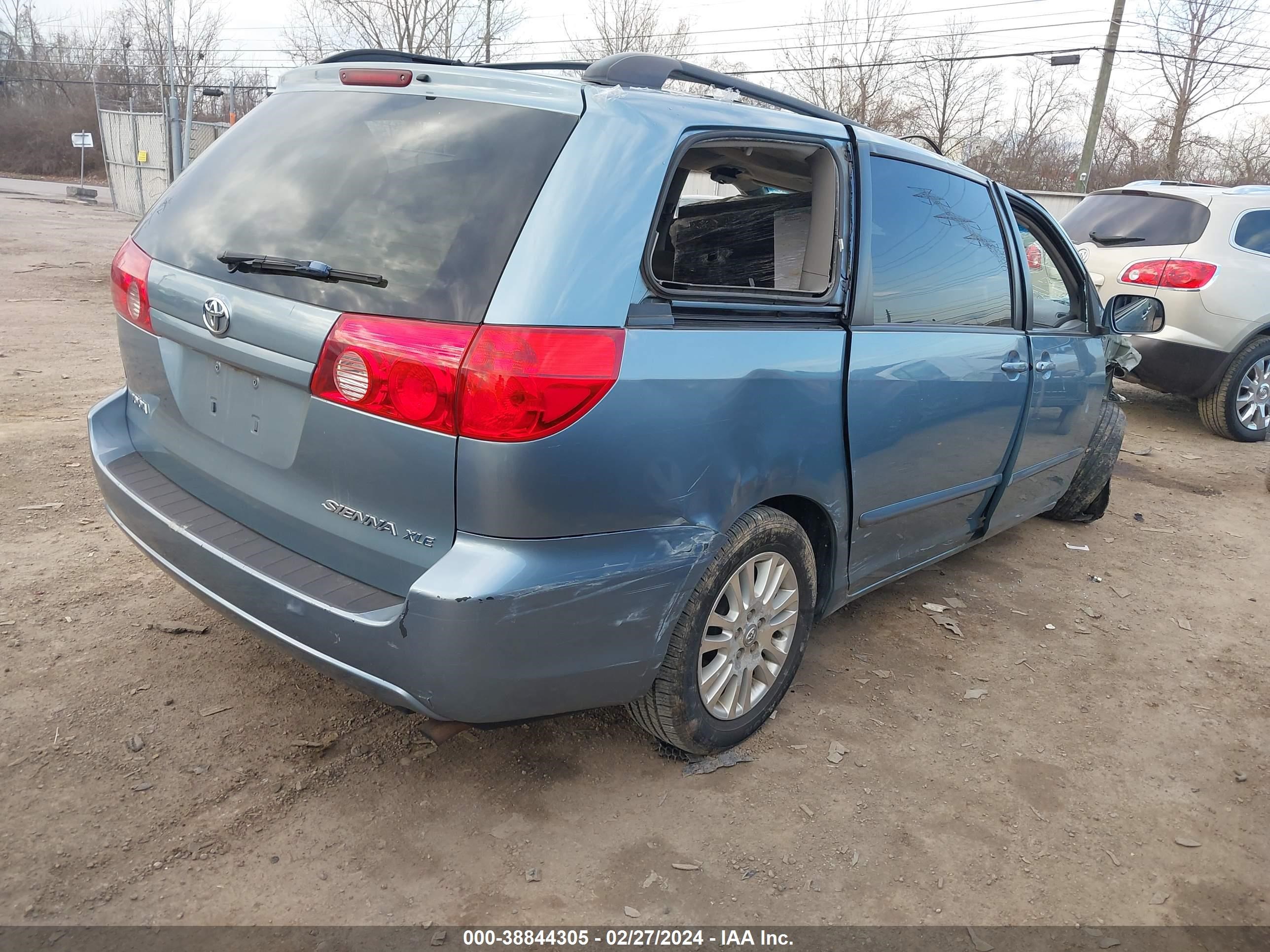 Photo 3 VIN: 5TDZK22C18S130849 - TOYOTA SIENNA 