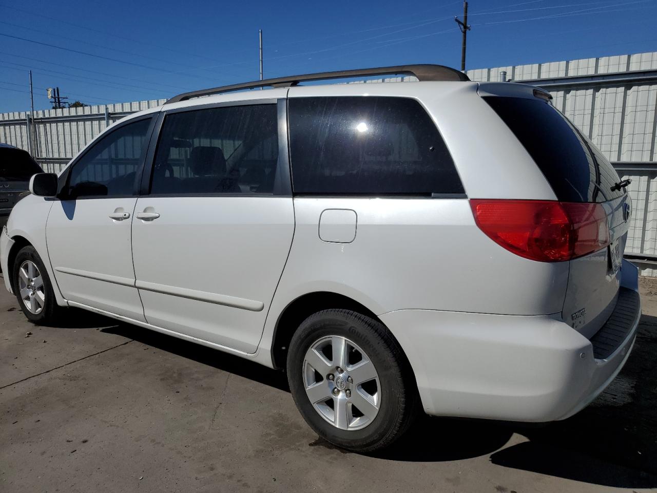 Photo 1 VIN: 5TDZK22C28S175430 - TOYOTA SIENNA 