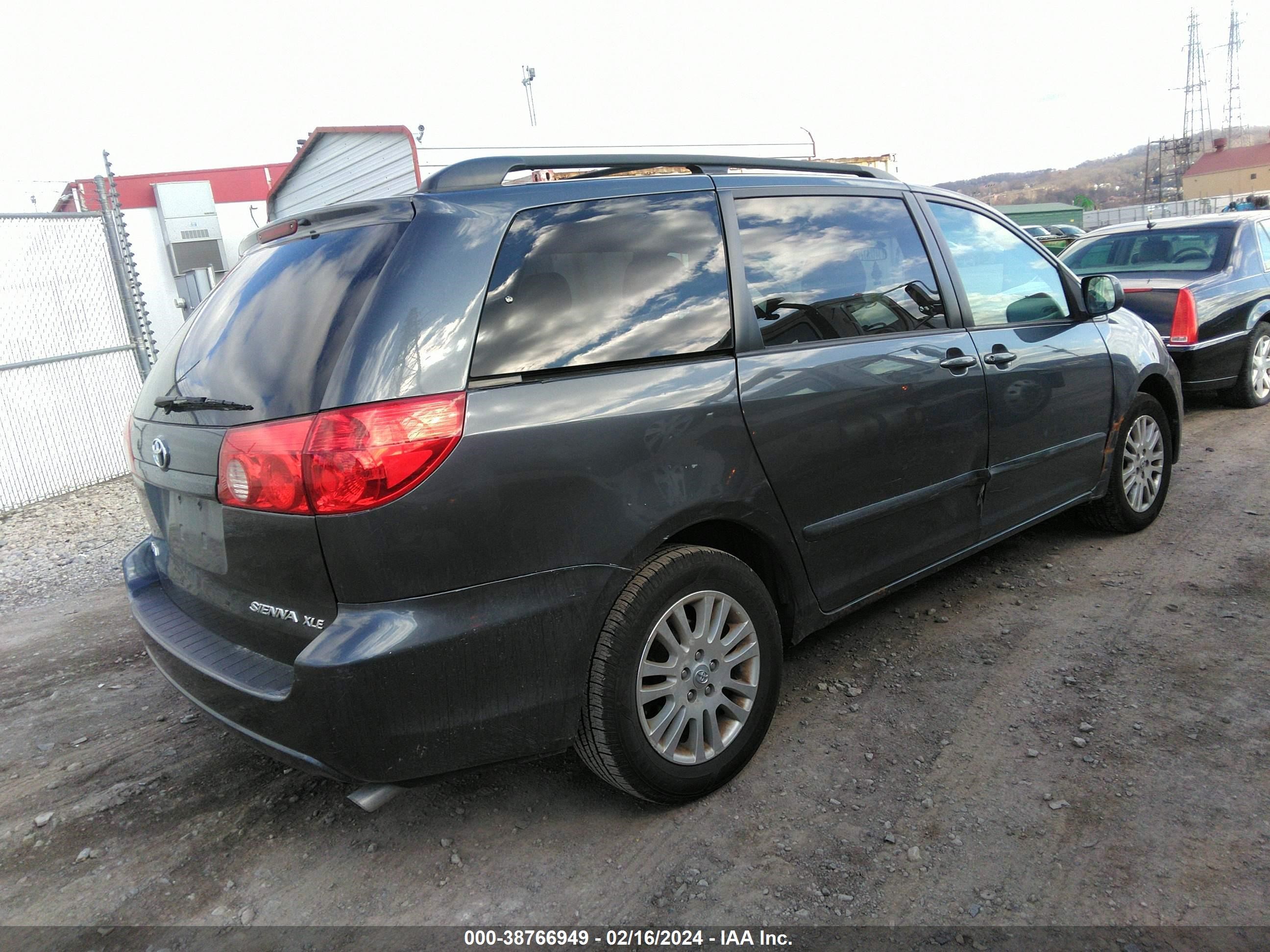 Photo 3 VIN: 5TDZK22C57S089978 - TOYOTA SIENNA 