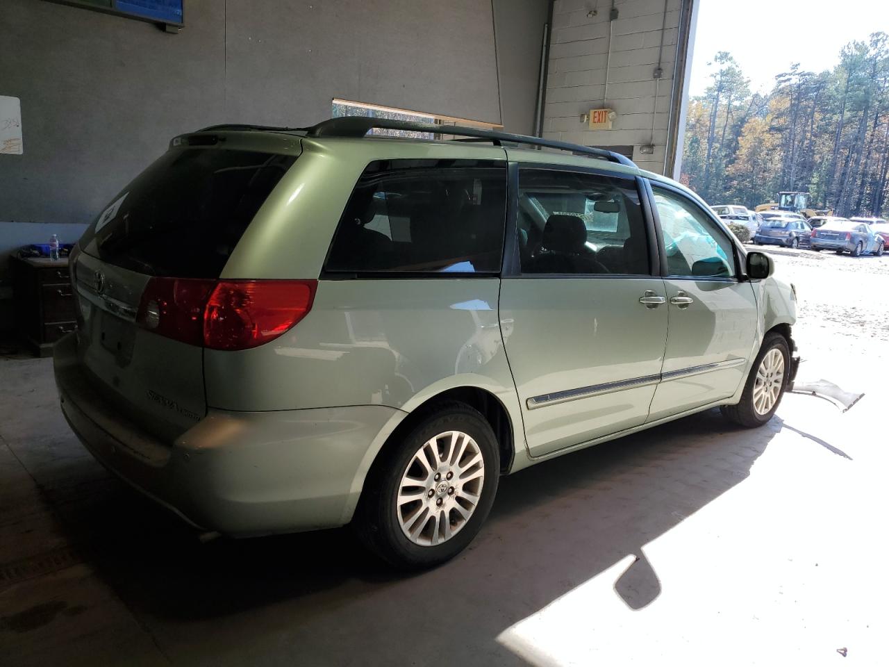 Photo 2 VIN: 5TDZK22C67S043804 - TOYOTA SIENNA 