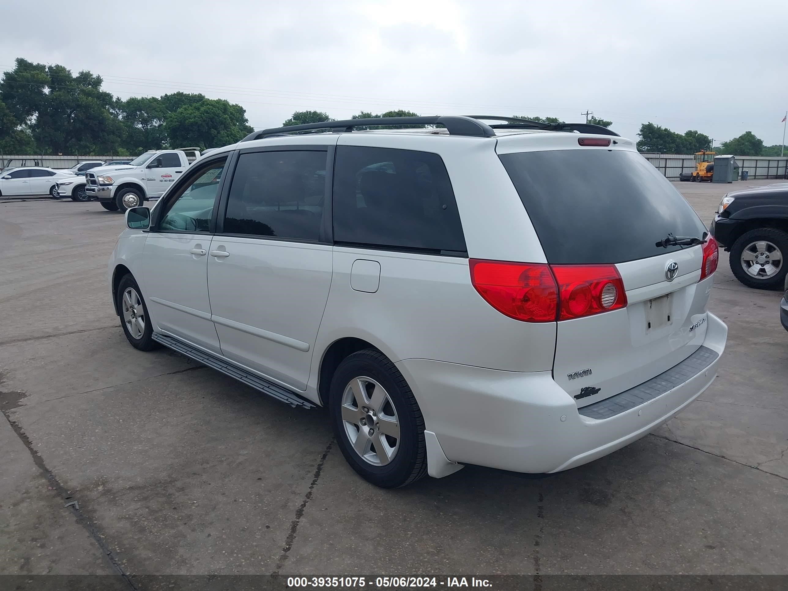 Photo 2 VIN: 5TDZK22C77S089156 - TOYOTA SIENNA 