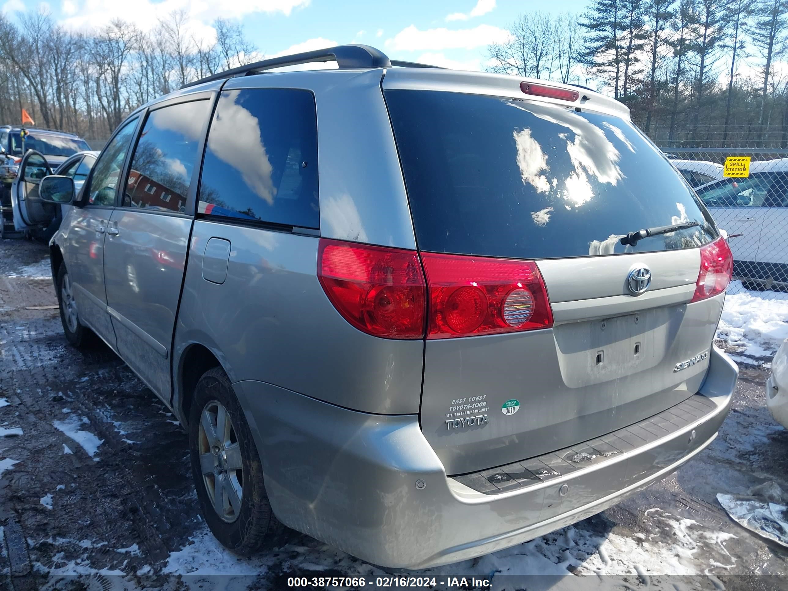 Photo 2 VIN: 5TDZK22C79S260975 - TOYOTA SIENNA 