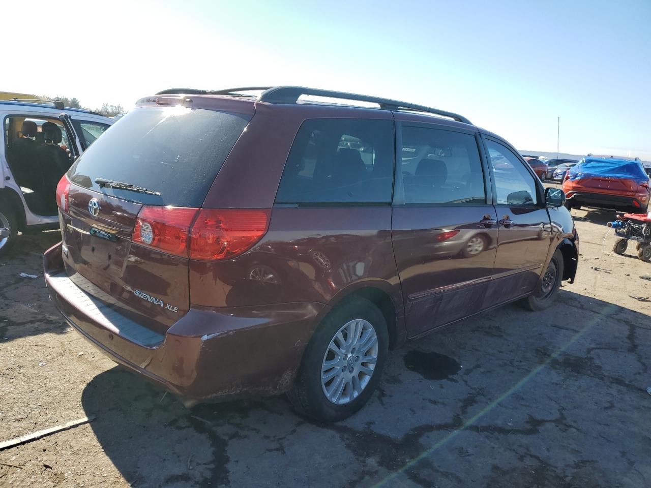 Photo 2 VIN: 5TDZK22CX8S128372 - TOYOTA SIENNA 