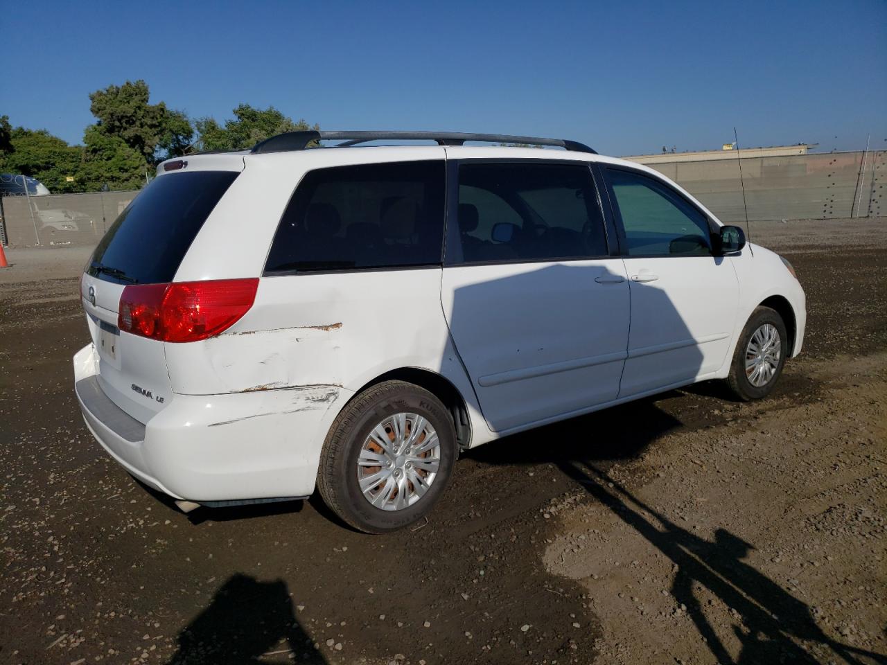 Photo 2 VIN: 5TDZK23C08S144790 - TOYOTA SIENNA 