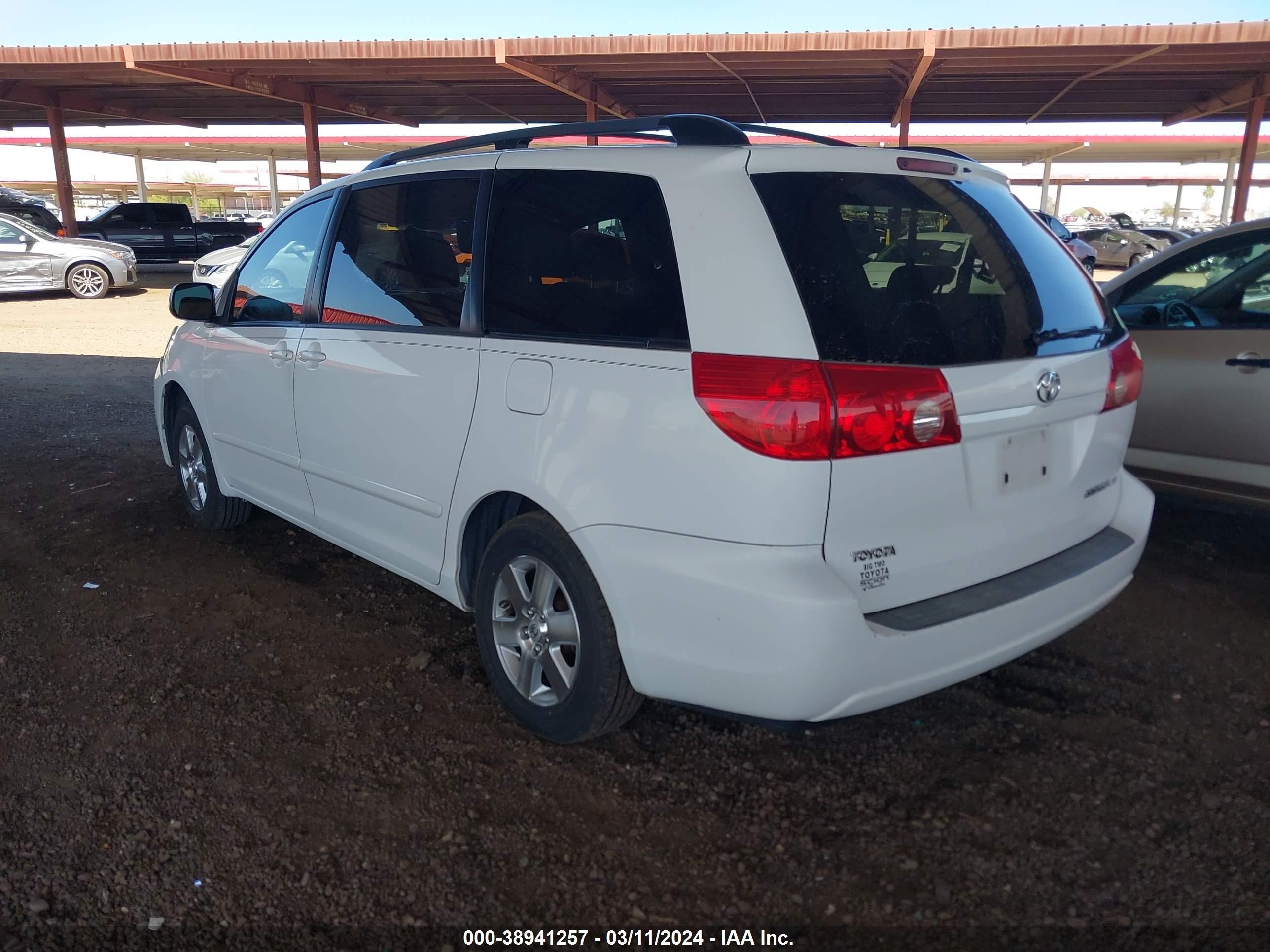 Photo 2 VIN: 5TDZK23C08S166479 - TOYOTA SIENNA 