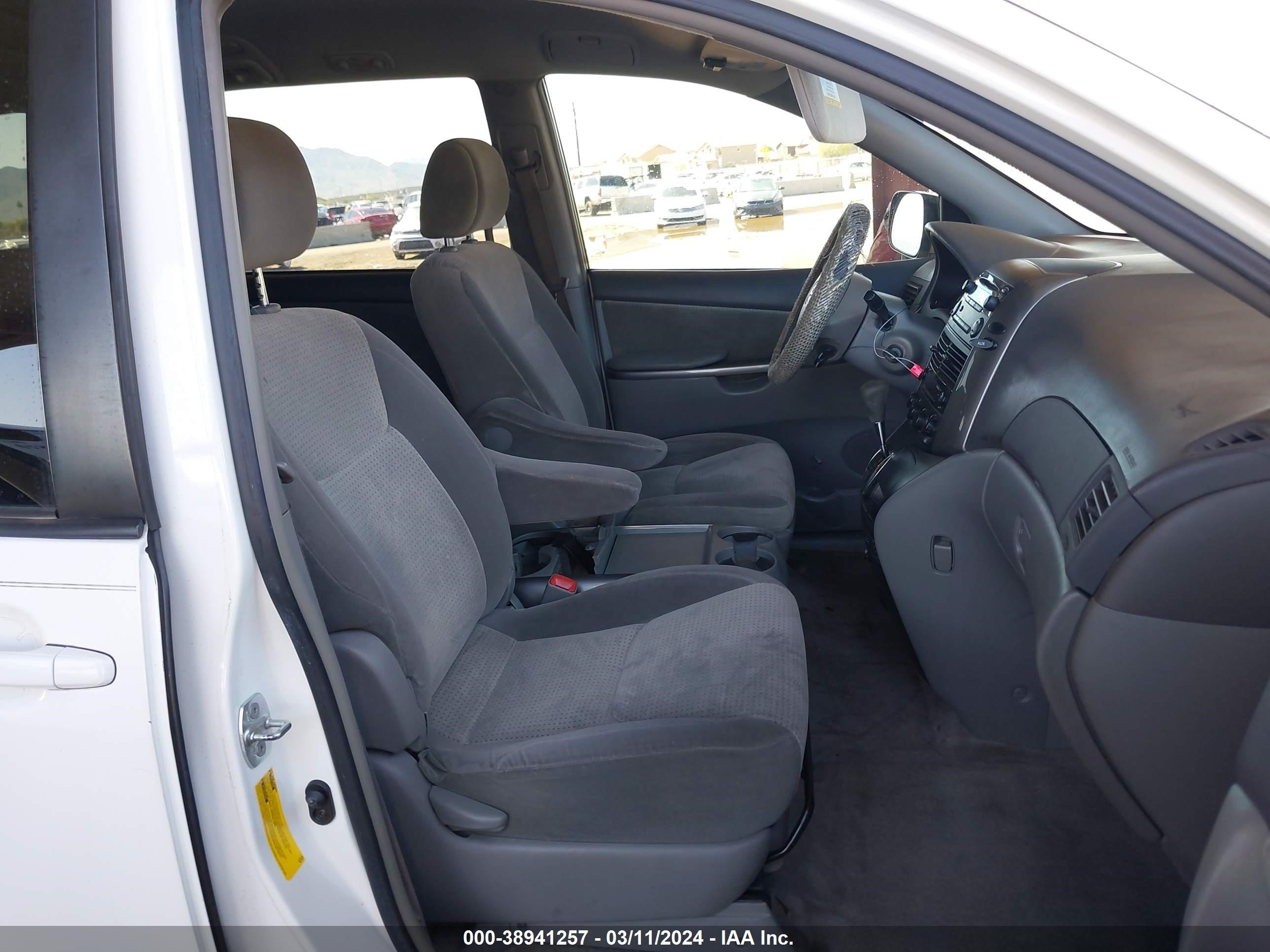 Photo 4 VIN: 5TDZK23C08S166479 - TOYOTA SIENNA 