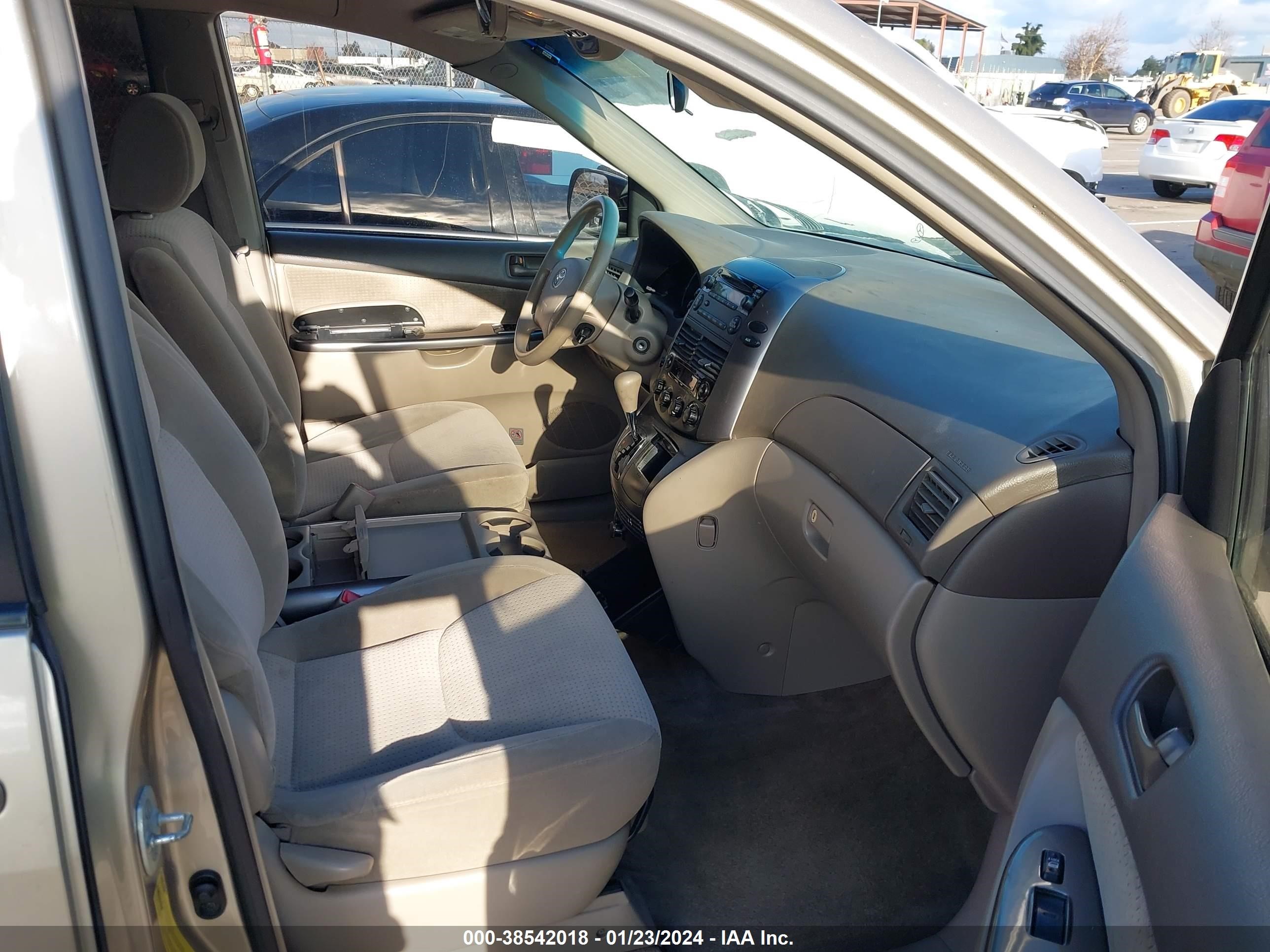 Photo 4 VIN: 5TDZK23C08S206639 - TOYOTA SIENNA 